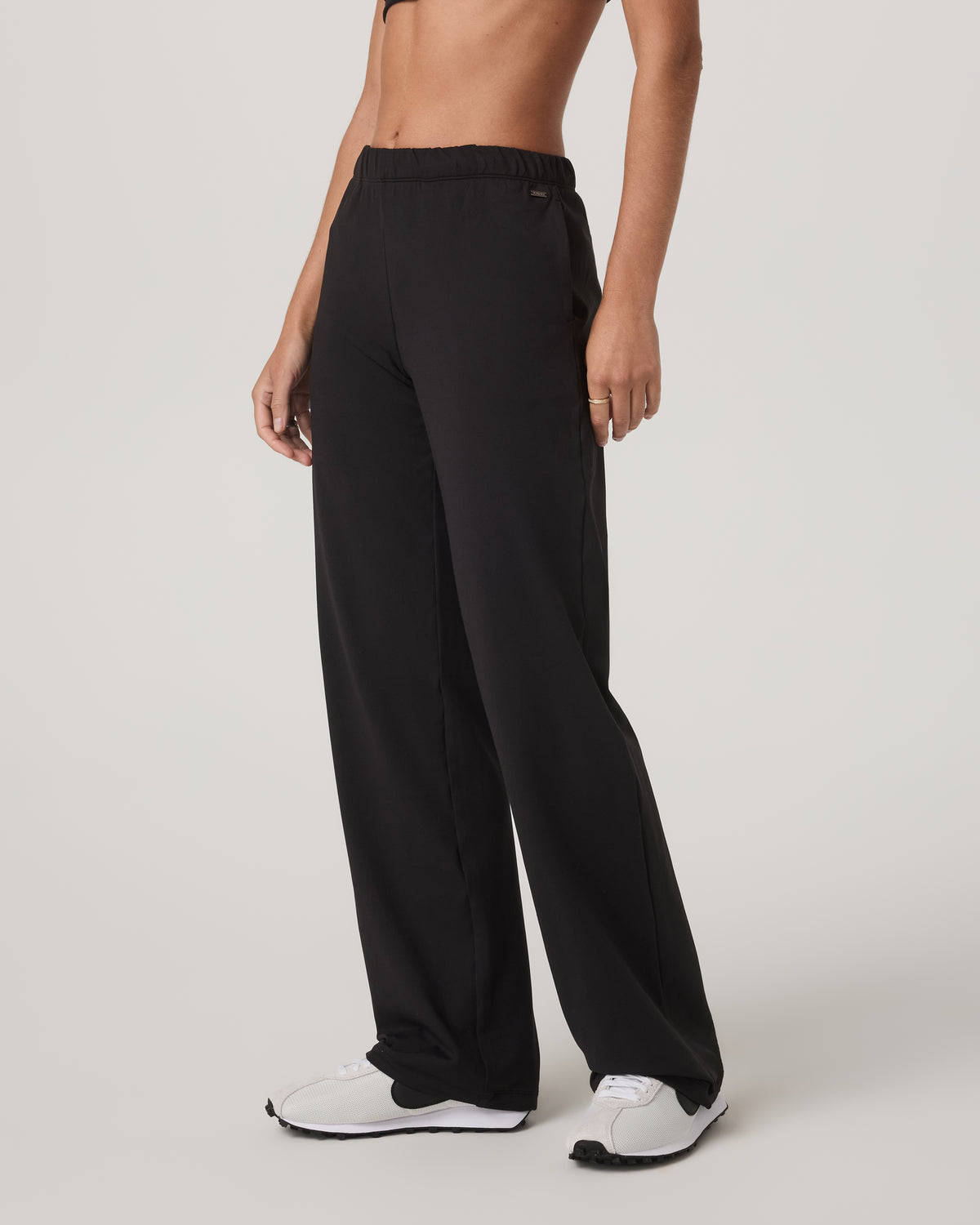 Women's Halo Modern Strght Leg Pant - Short Solid Black | Vuori online - US 7527