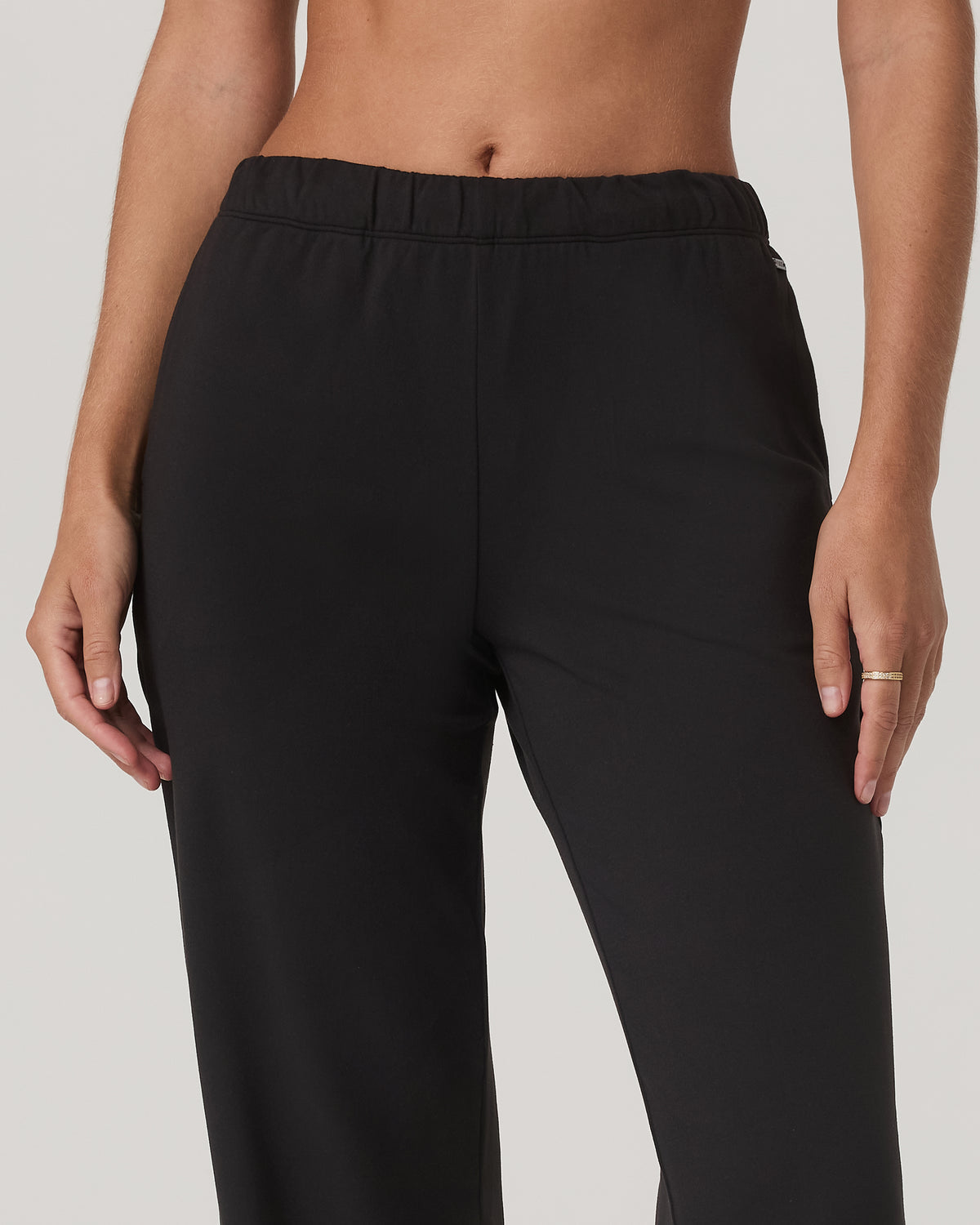 Women's Halo Modern Strght Leg Pant - Short Solid Black | Vuori online - US 7527