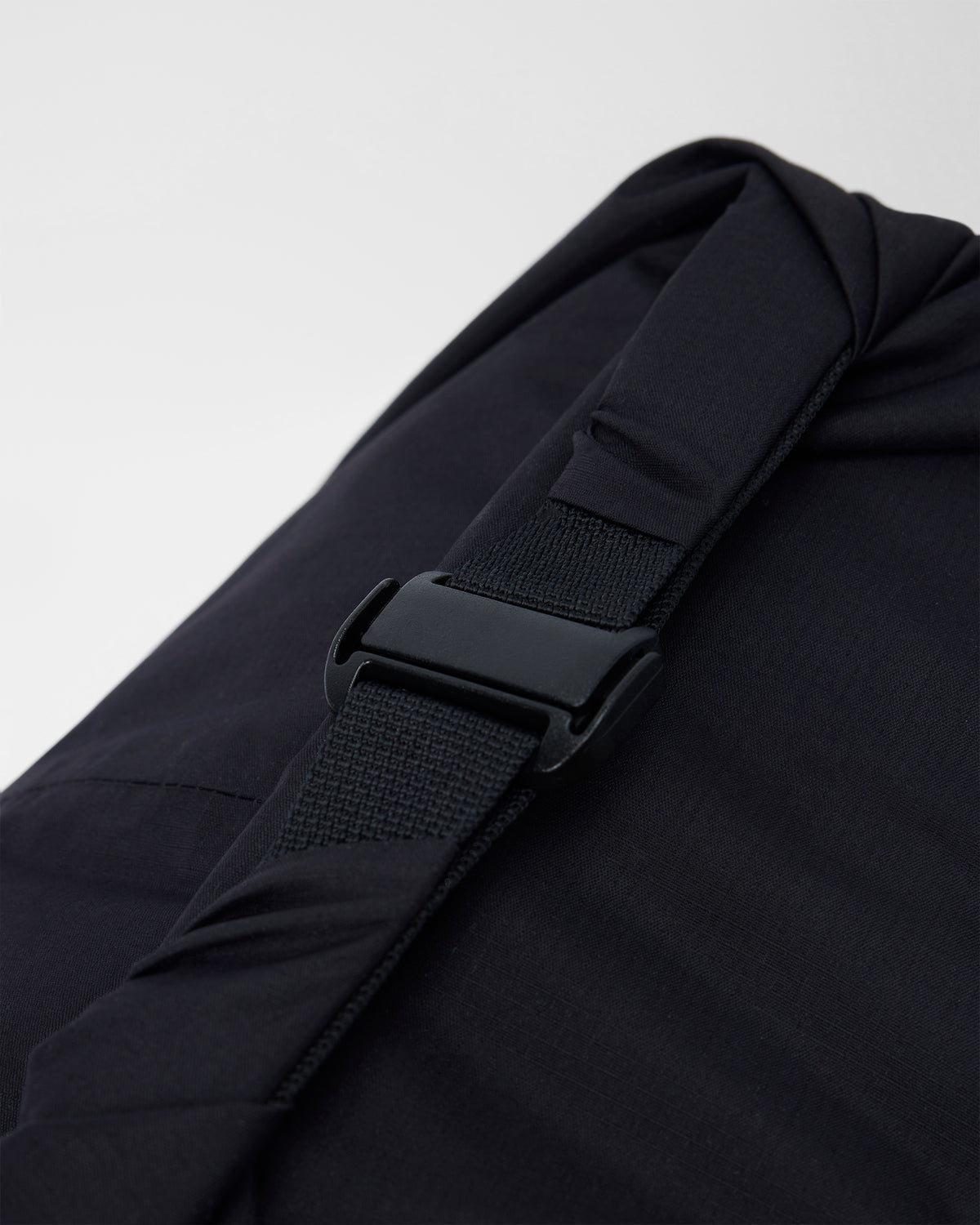 Packable Travel Bag Lightweight Black Roll Top Bag | Vuori online - US 3786