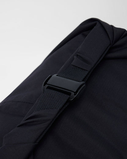 Packable Travel Bag Lightweight Black Roll Top Bag | Vuori online - US 3786