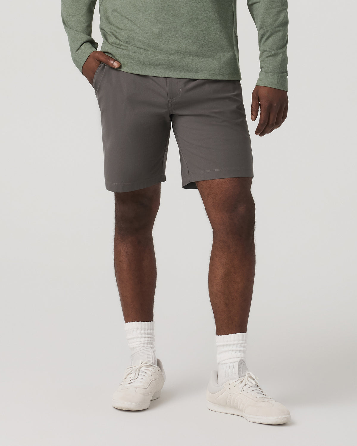 Meta Short 8" Men's Warm Grey Classic Chino Shorts | Vuori online - US 8886