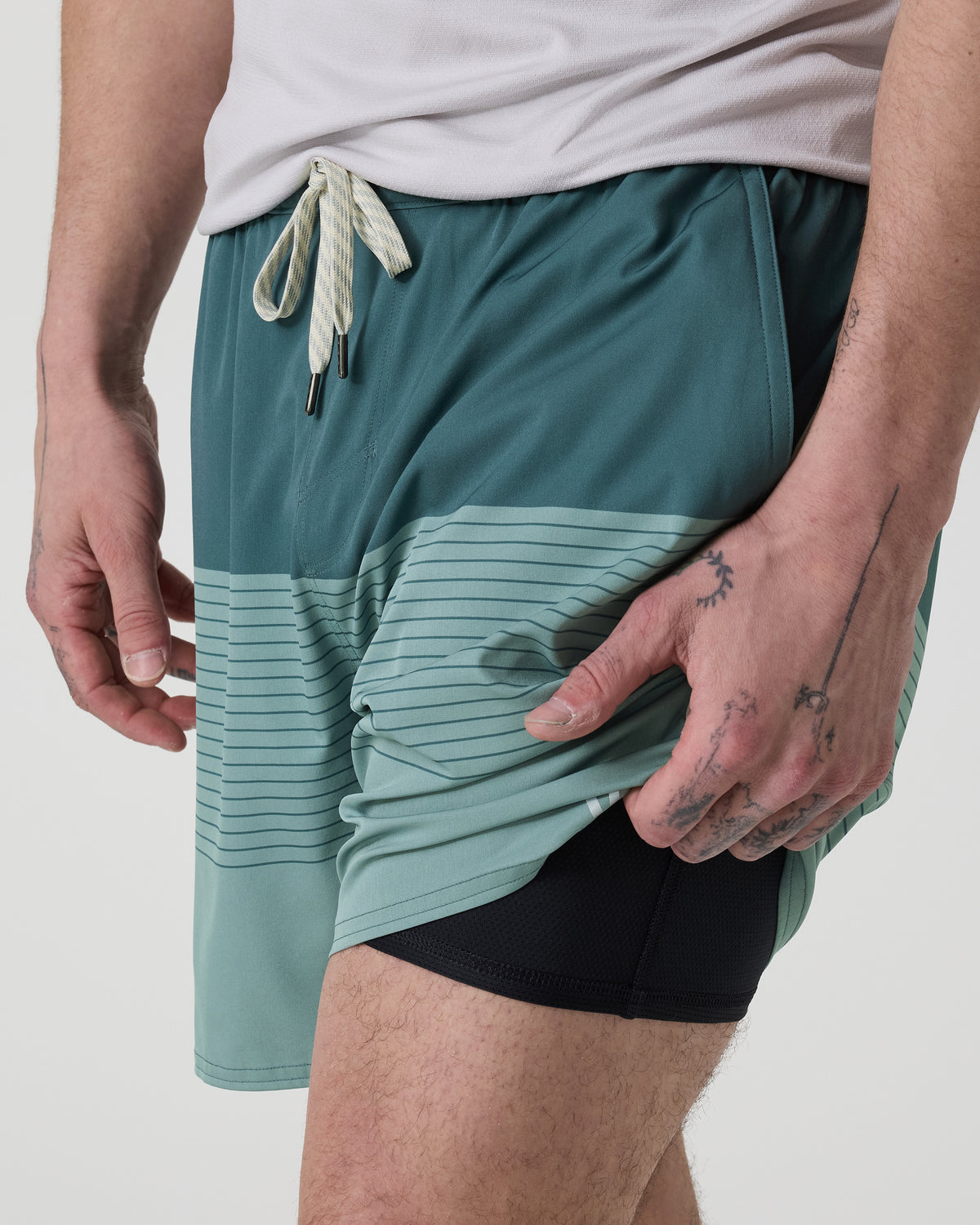 Trail Short 2.0 Light Deep Sea Stripe/Salt | Vuori online - US 3428