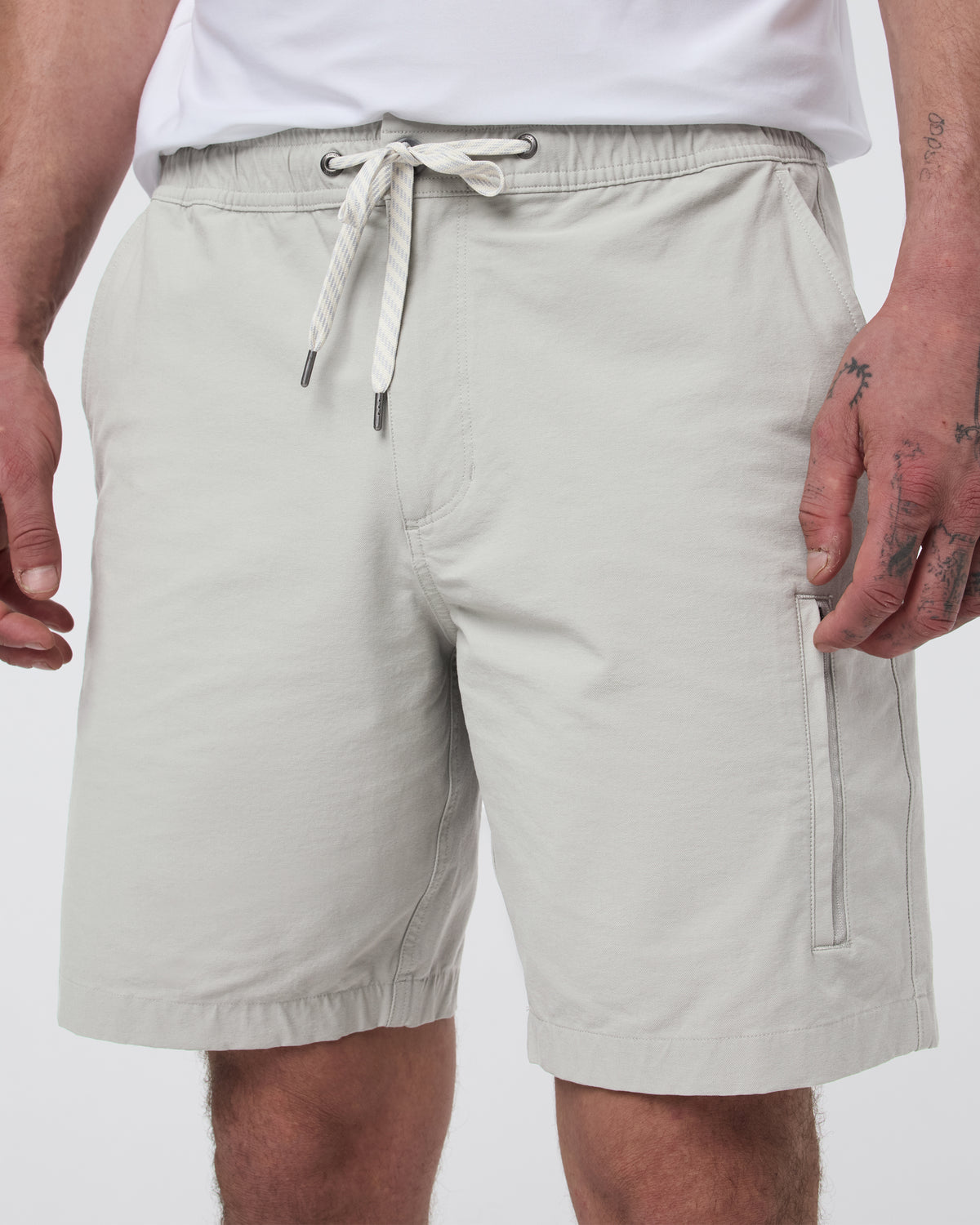 Barren Explorer Short Classic Fit 8" Talc | Vuori online - US 3875