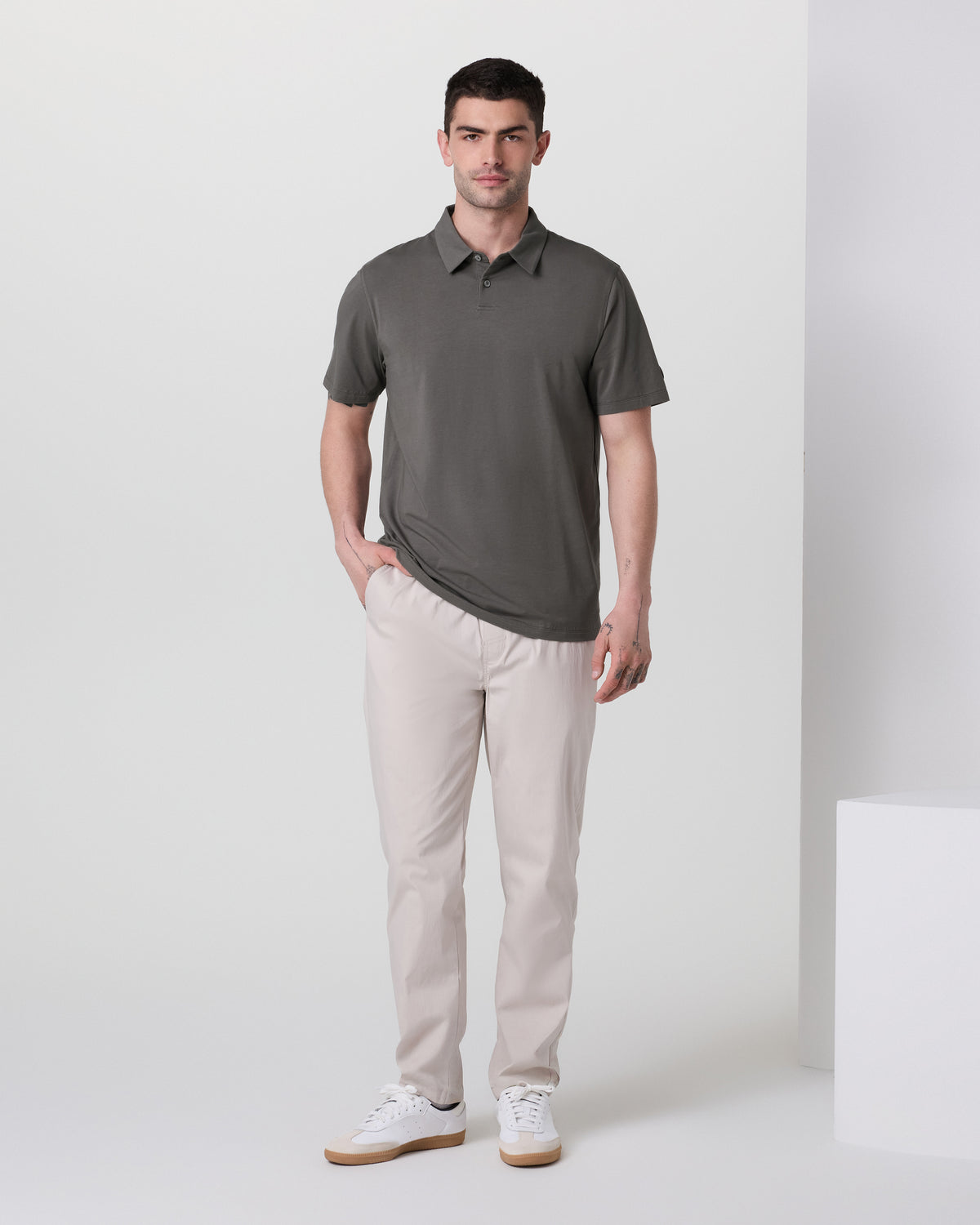 Short Sleeve Feather Polo Warm Grey | Vuori online - US 2819