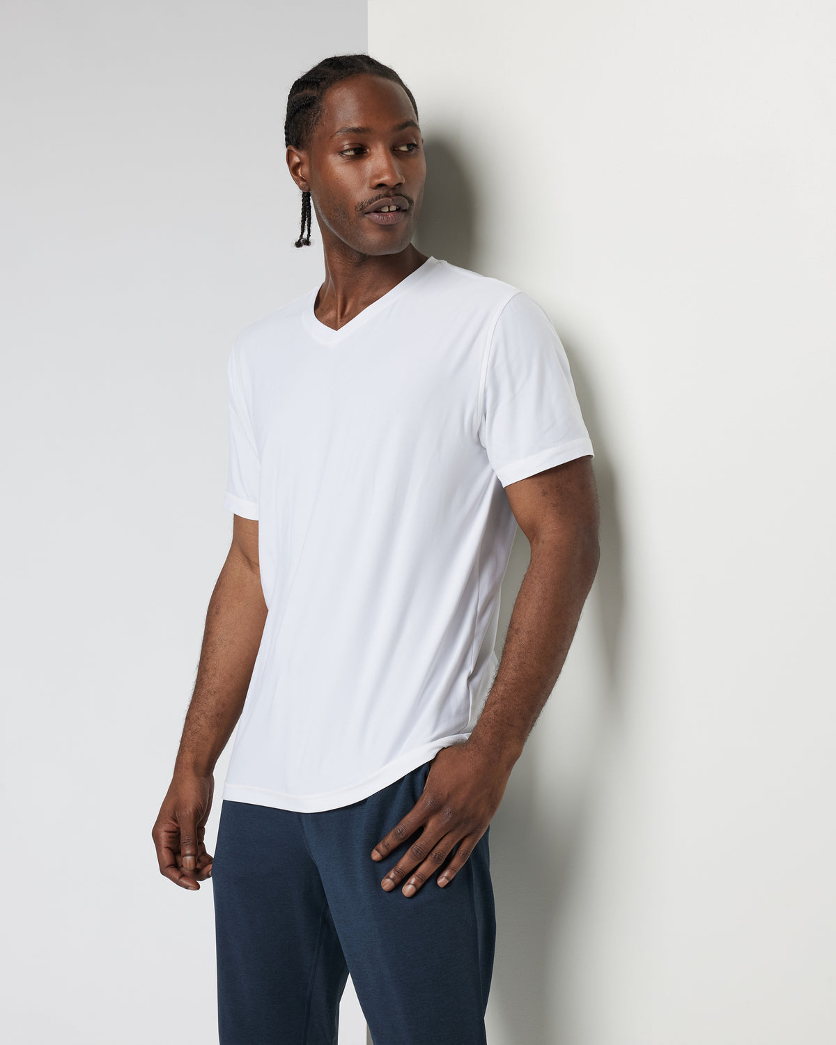 Strato Tech V-Neck Men's White Workout Shirt | Vuori online - US 4081