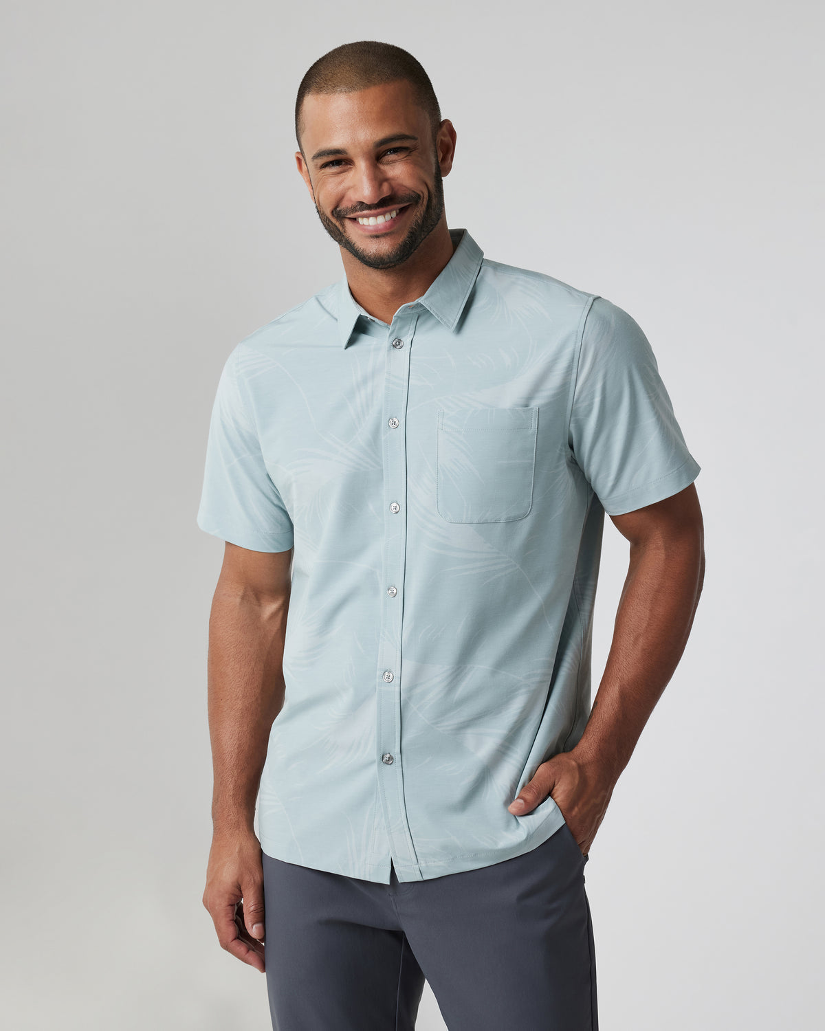 Short-Sleeve Bridge Button Down Chalk Blue Falling Fronds | Vuori online - US 1780