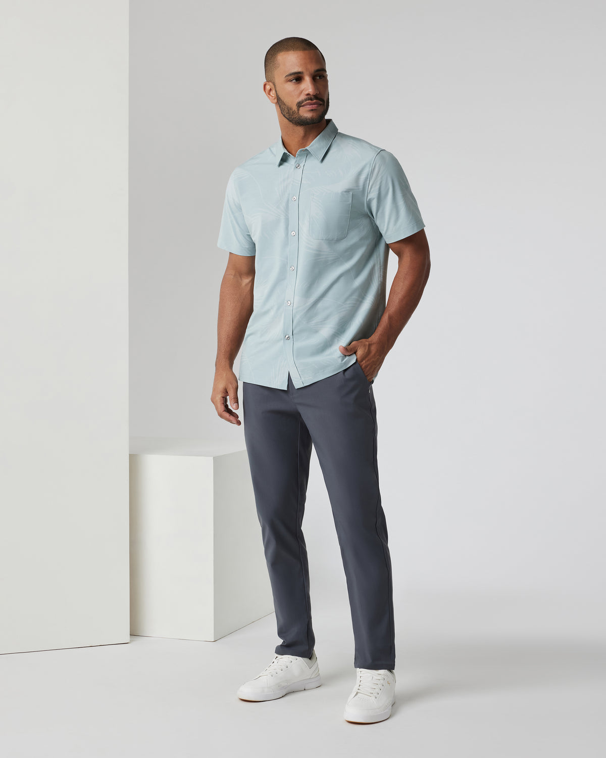 Short-Sleeve Bridge Button Down Chalk Blue Falling Fronds | Vuori online - US 1780