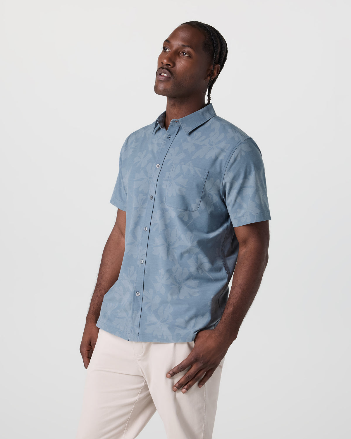 Short Sleeve Bridge Button Down Dusty Blue Plumeria | Vuori for sale - US 3381