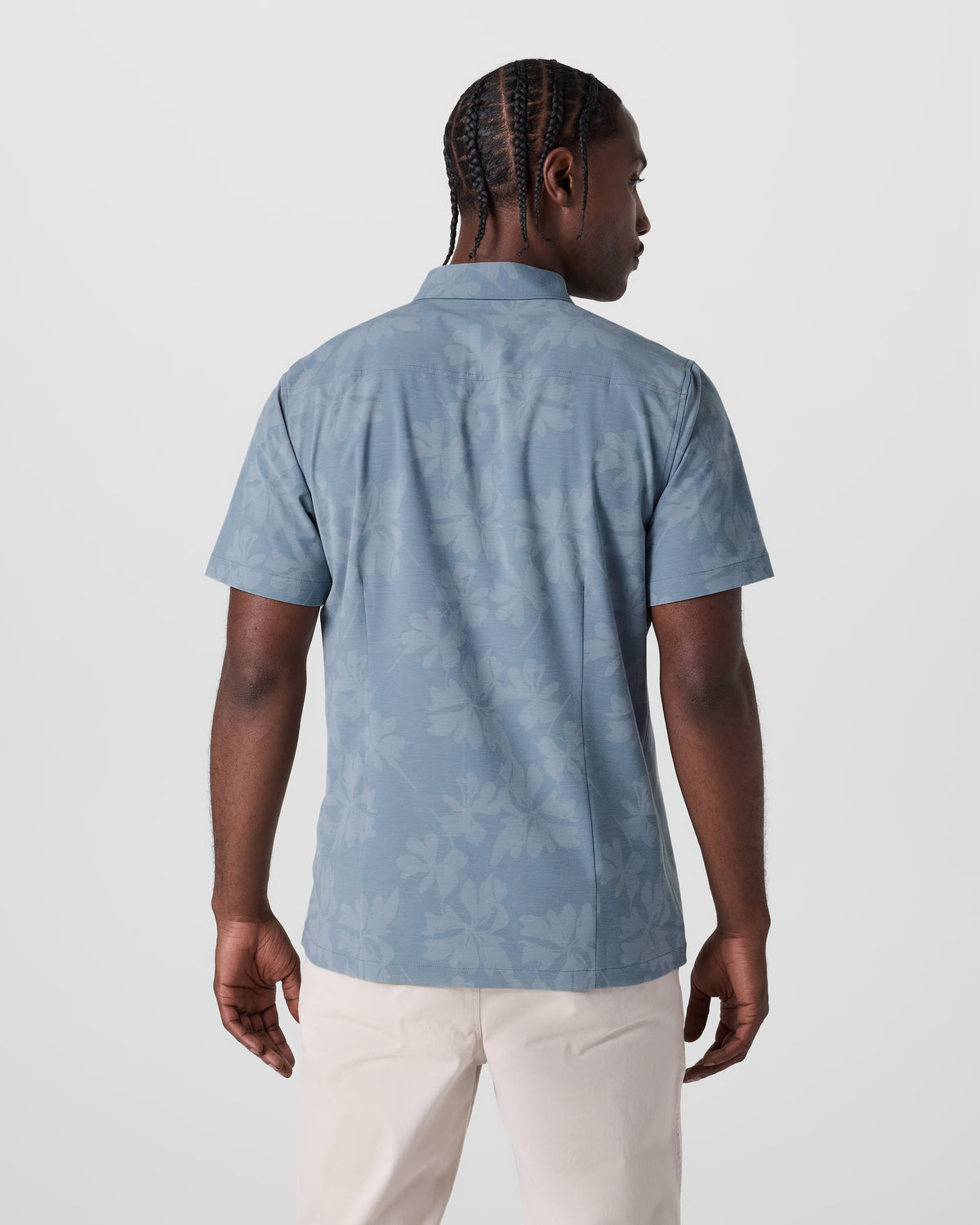 Short Sleeve Bridge Button Down Dusty Blue Plumeria | Vuori for sale - US 3381